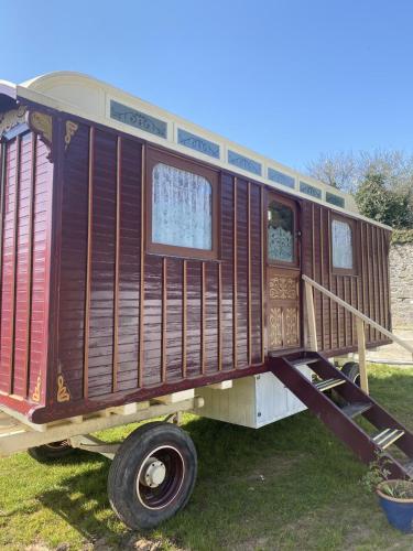 Vintage Showman's Wagon For Two Close to Beach reception